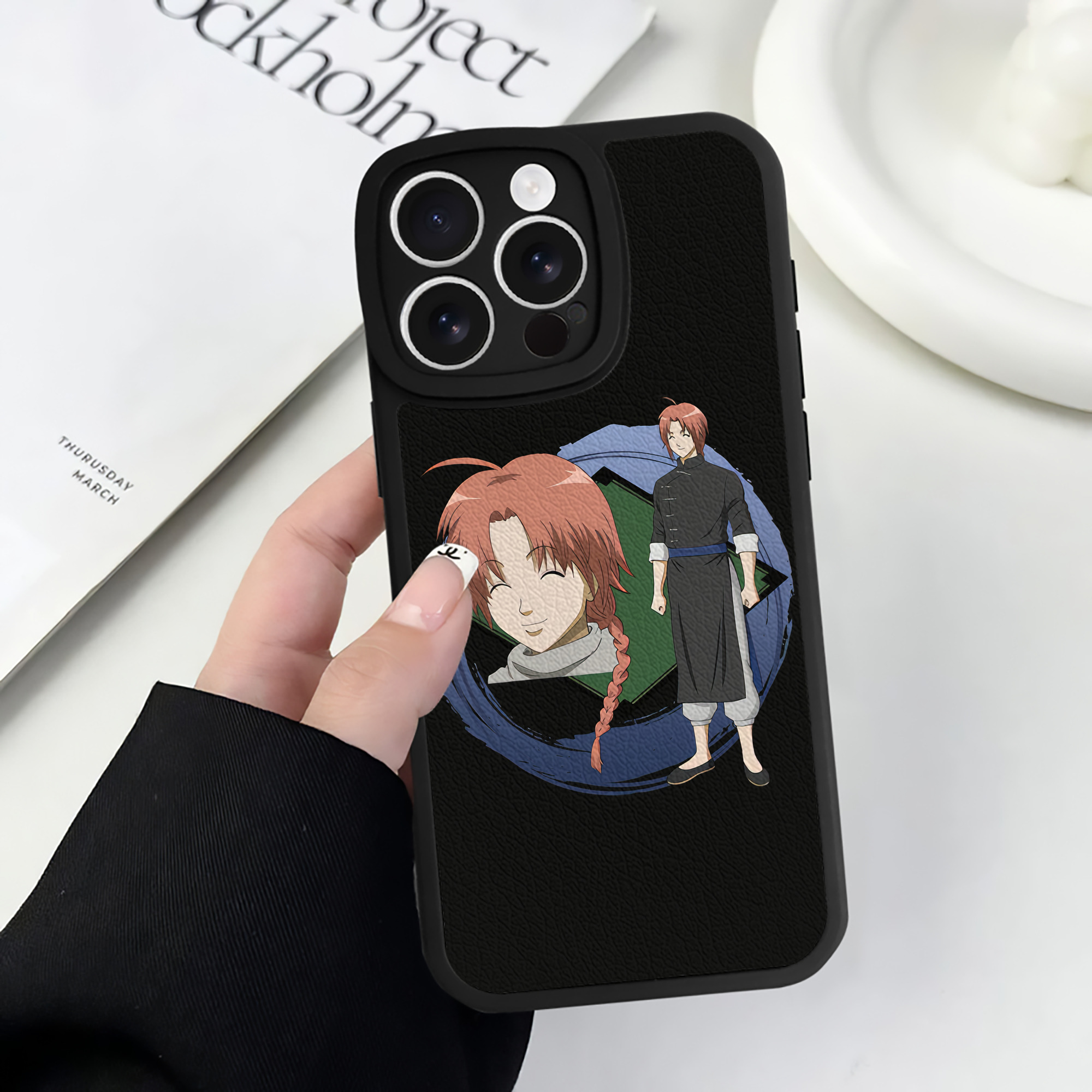 （画像用） ぎんたま 坂田銀時（さかたぎんとき） 神楽 志村新八（しむら しんぱち） GINTAMA Sakata Gintoki Kagura Shimura Shinpachi 【iPhone 16シリーズ対応】シリコンスマホケース（レザー調） 材質：シリコン